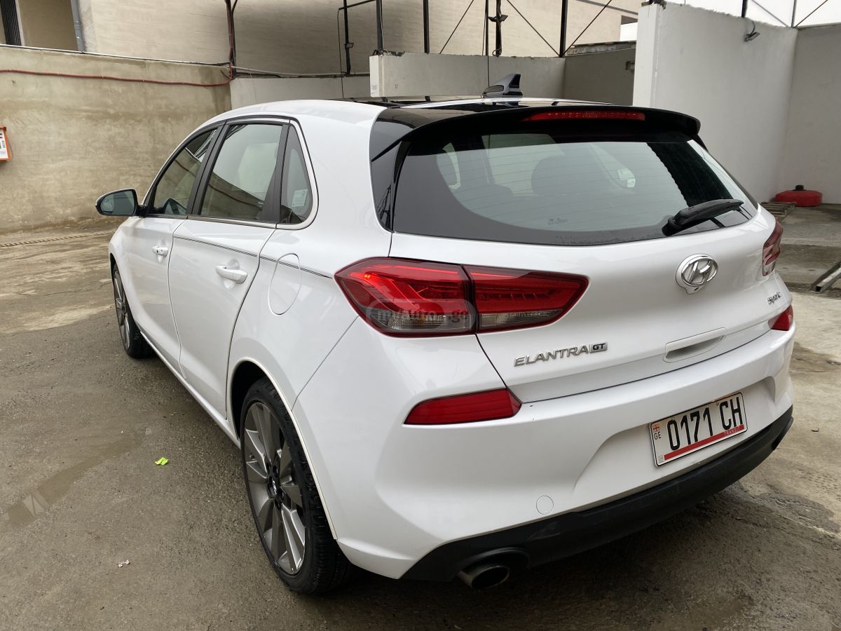 Hyundai Elantra GT 2018 — photo 2