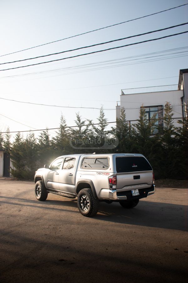 Toyota Tacoma 2018 — photo 2