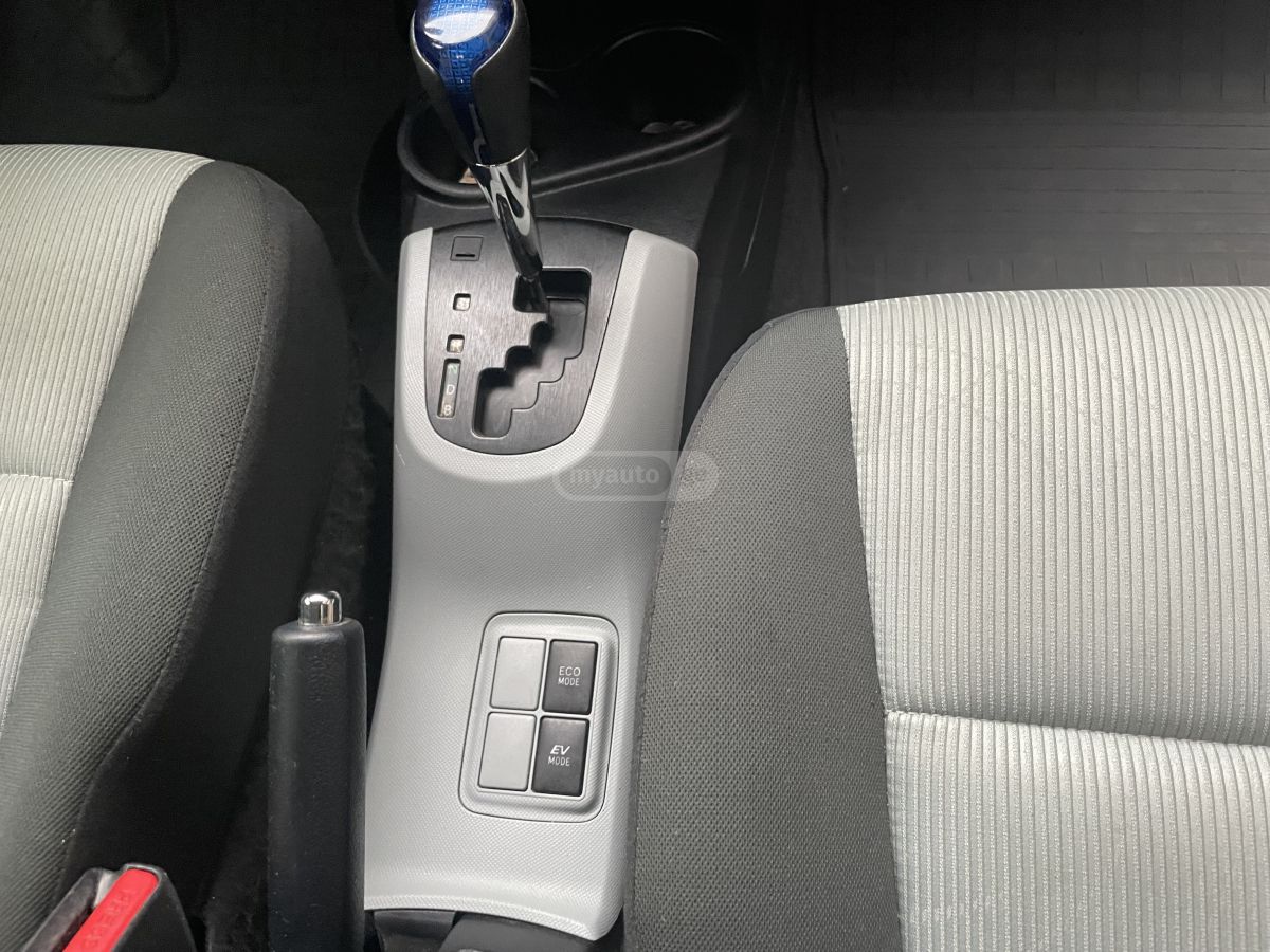 Toyota Prius C 2013 — photo 2