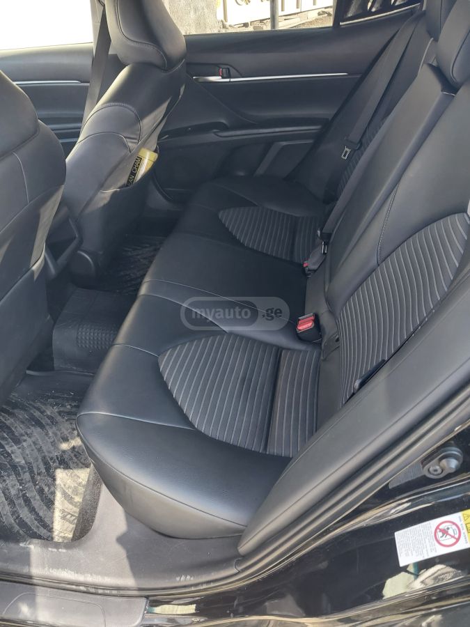 Toyota Camry 2017 — photo 2