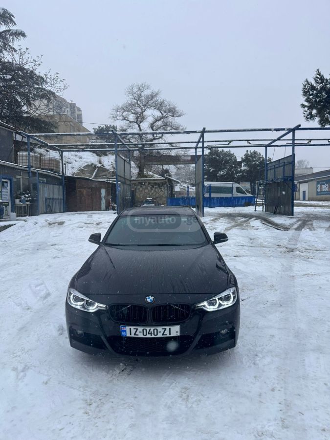 BMW 330 2018 — photo 2