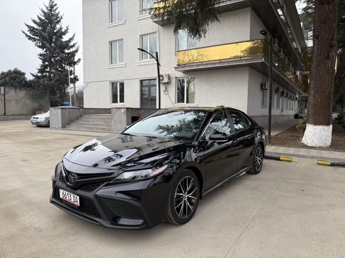 Toyota Camry 2022 — photo 2