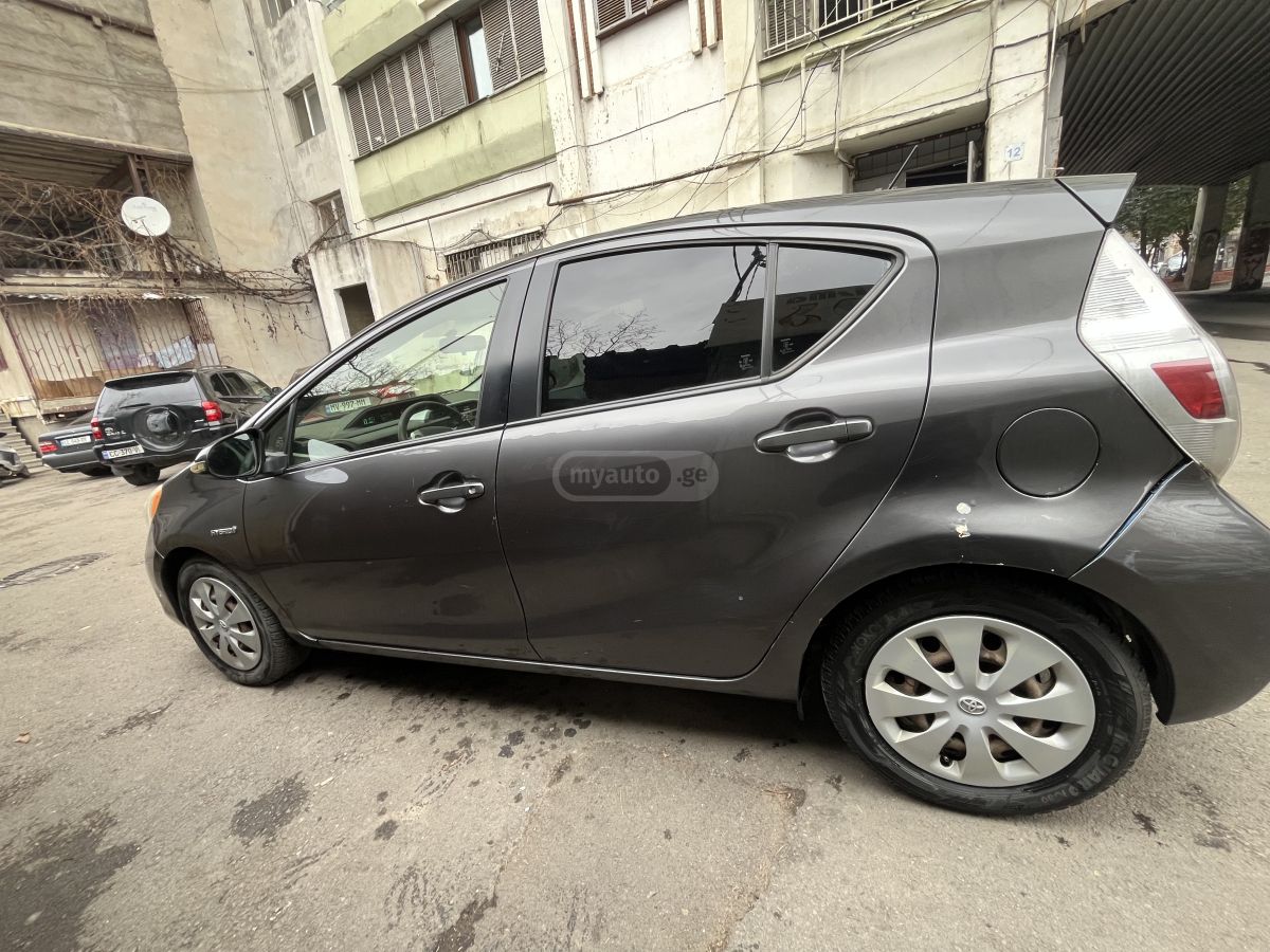 Toyota Prius C 2012 — photo 2