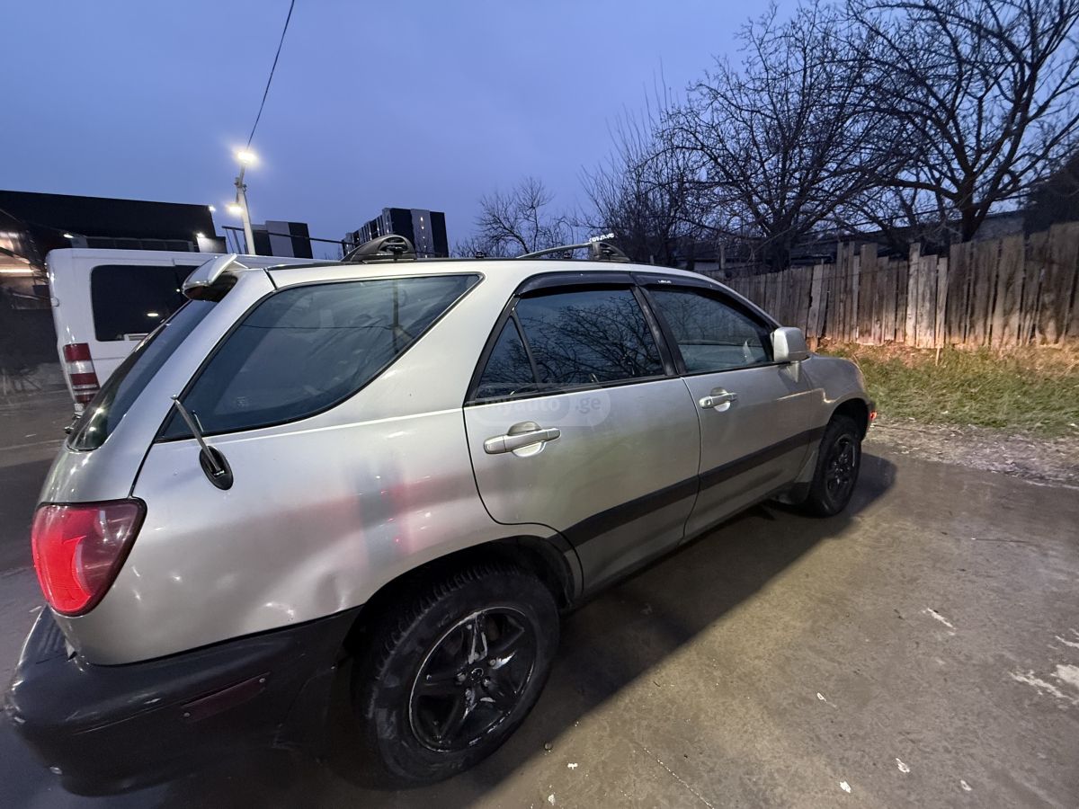 Lexus RX 300 1998 — photo 2