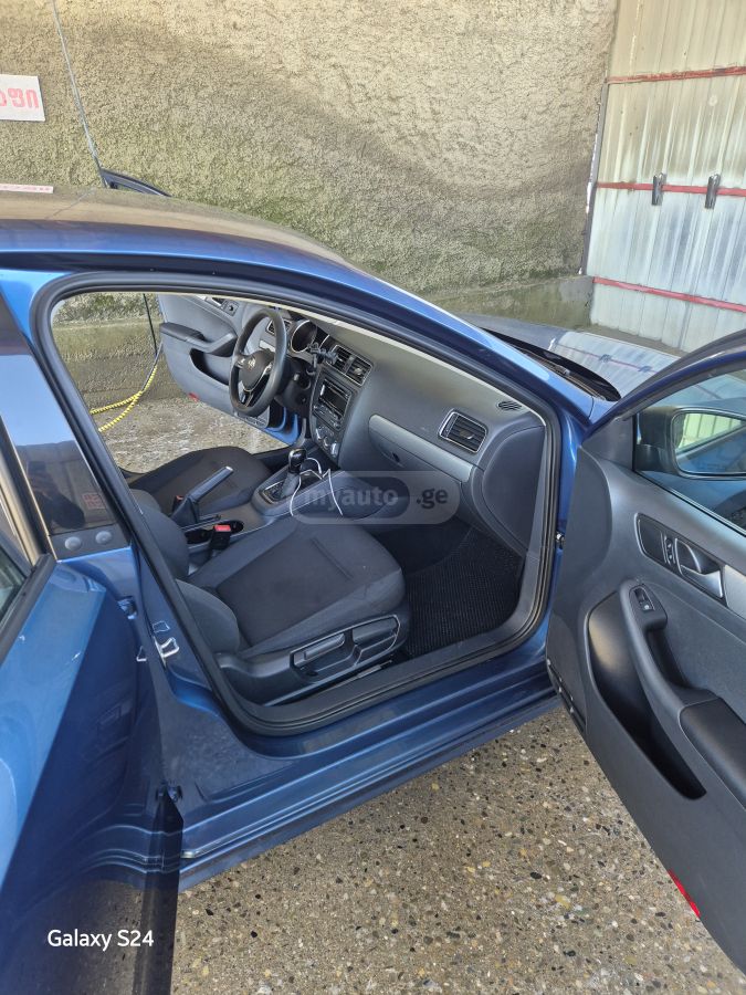 Volkswagen Jetta 2015 — photo 2