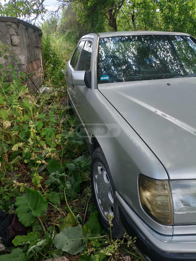 Mercedes-Benz E 200 1993 — photo 2