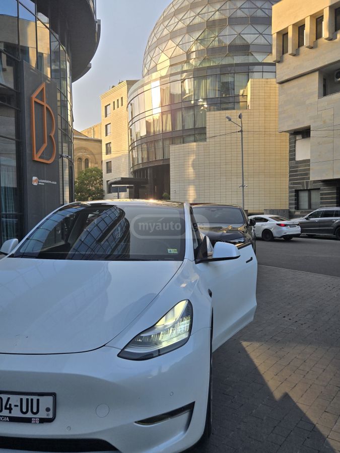 Tesla Model Y 2022 — photo 2
