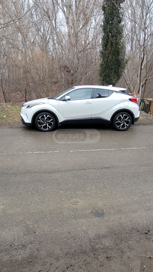 Toyota C-HR 2017 — photo 2