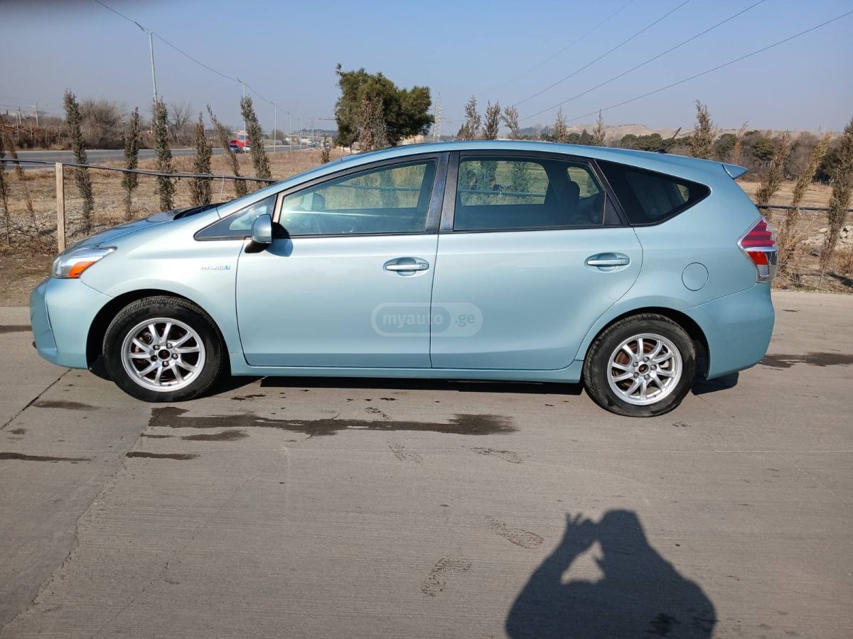 Toyota Prius V 2015 — photo 2