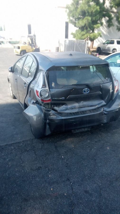 Toyota Prius C 2014 — photo 2