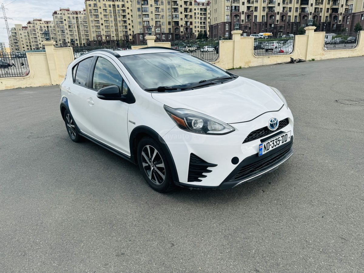 Toyota Prius C 2017 — photo 2