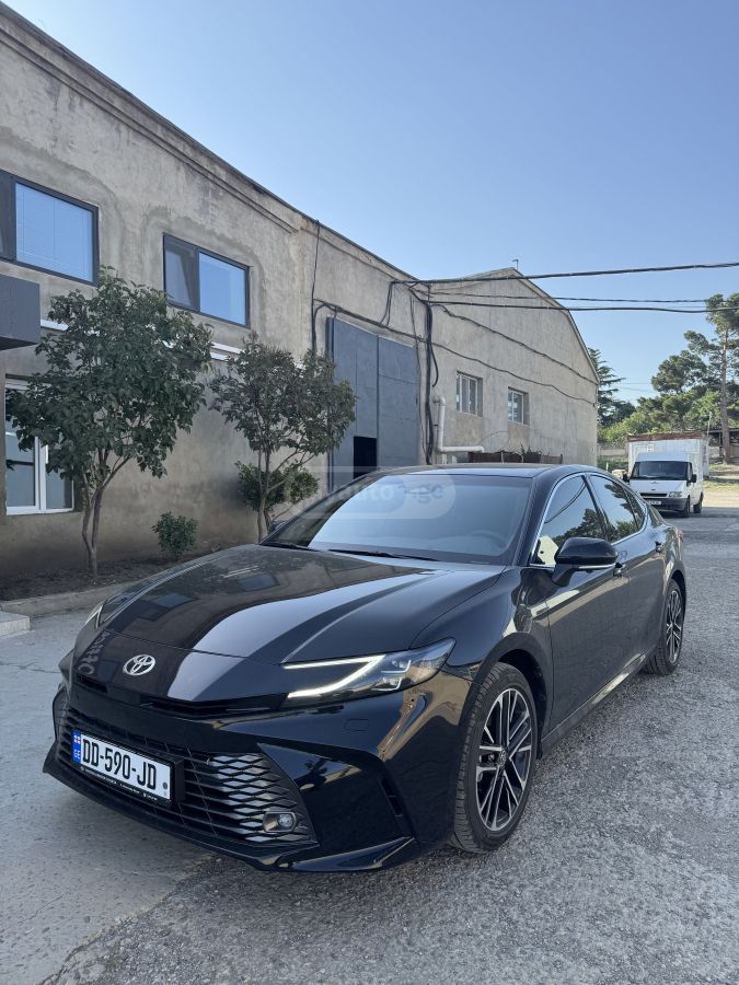 Toyota Camry 2025 — photo 2