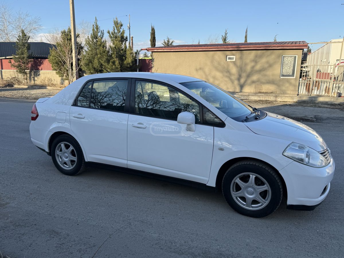Nissan Tiida 2005 — photo 2