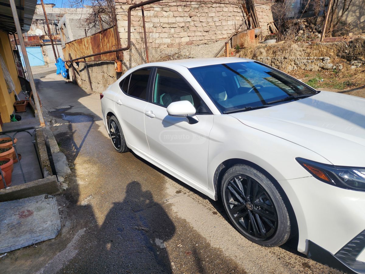 Toyota Camry 2024 — photo 2