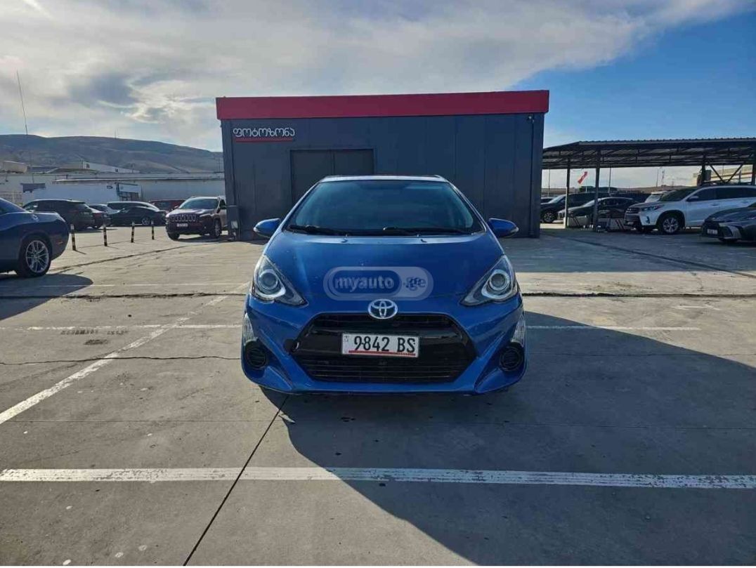 Toyota Prius C 2015 — photo 2