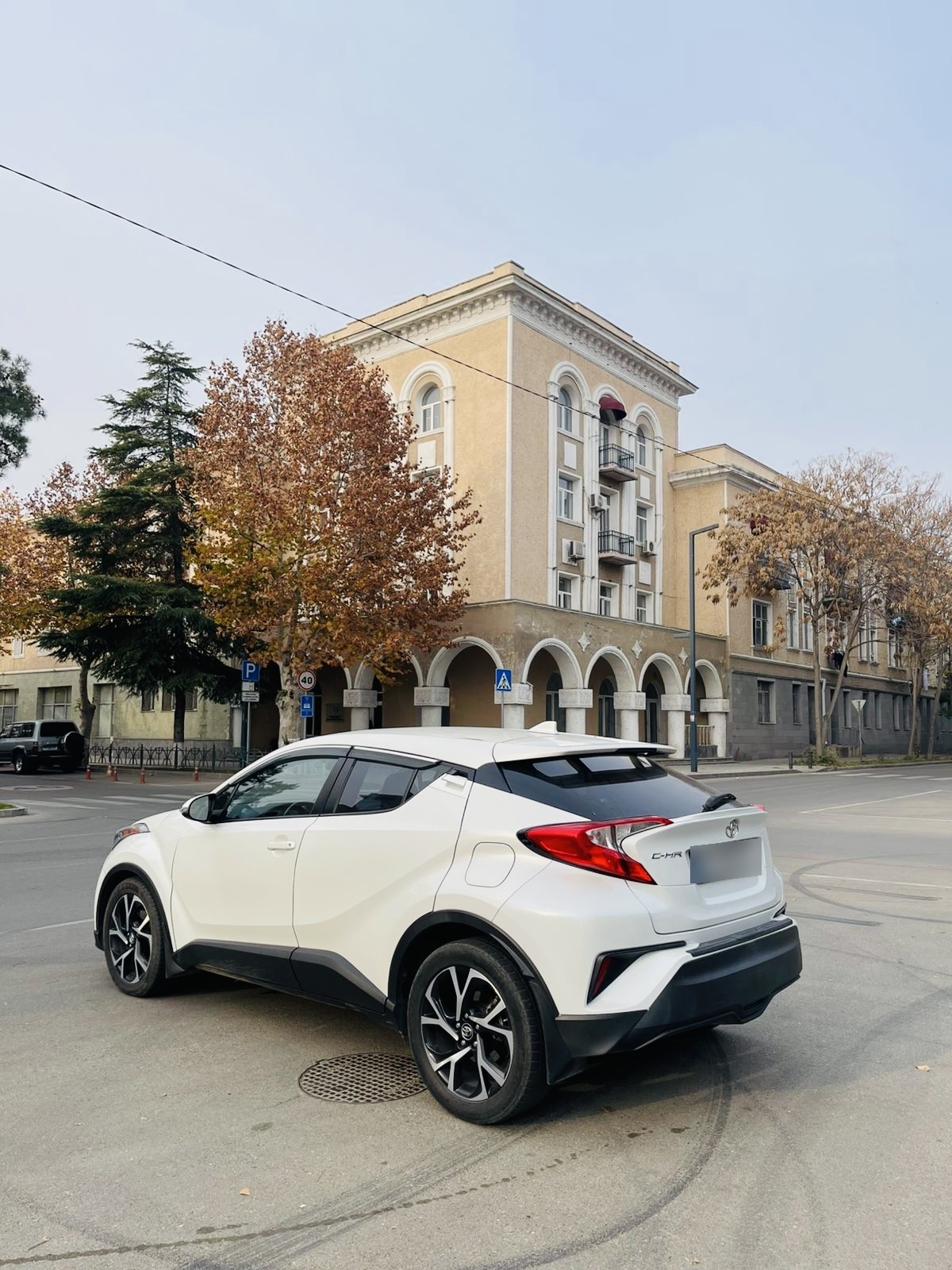 Toyota C-HR 2017 — photo 2
