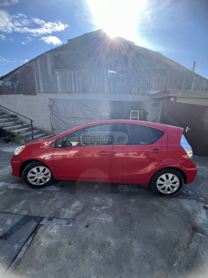 Toyota Prius C 2013 — photo 2