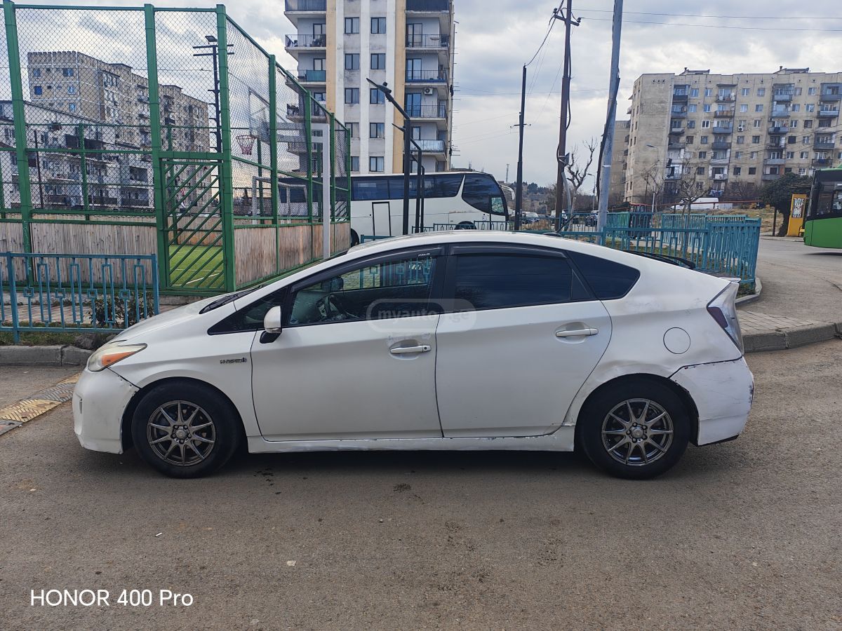 Toyota Prius 2013 — photo 2