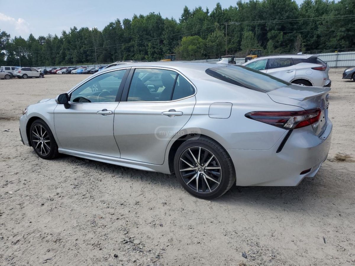 Toyota Camry 2023 — photo 2