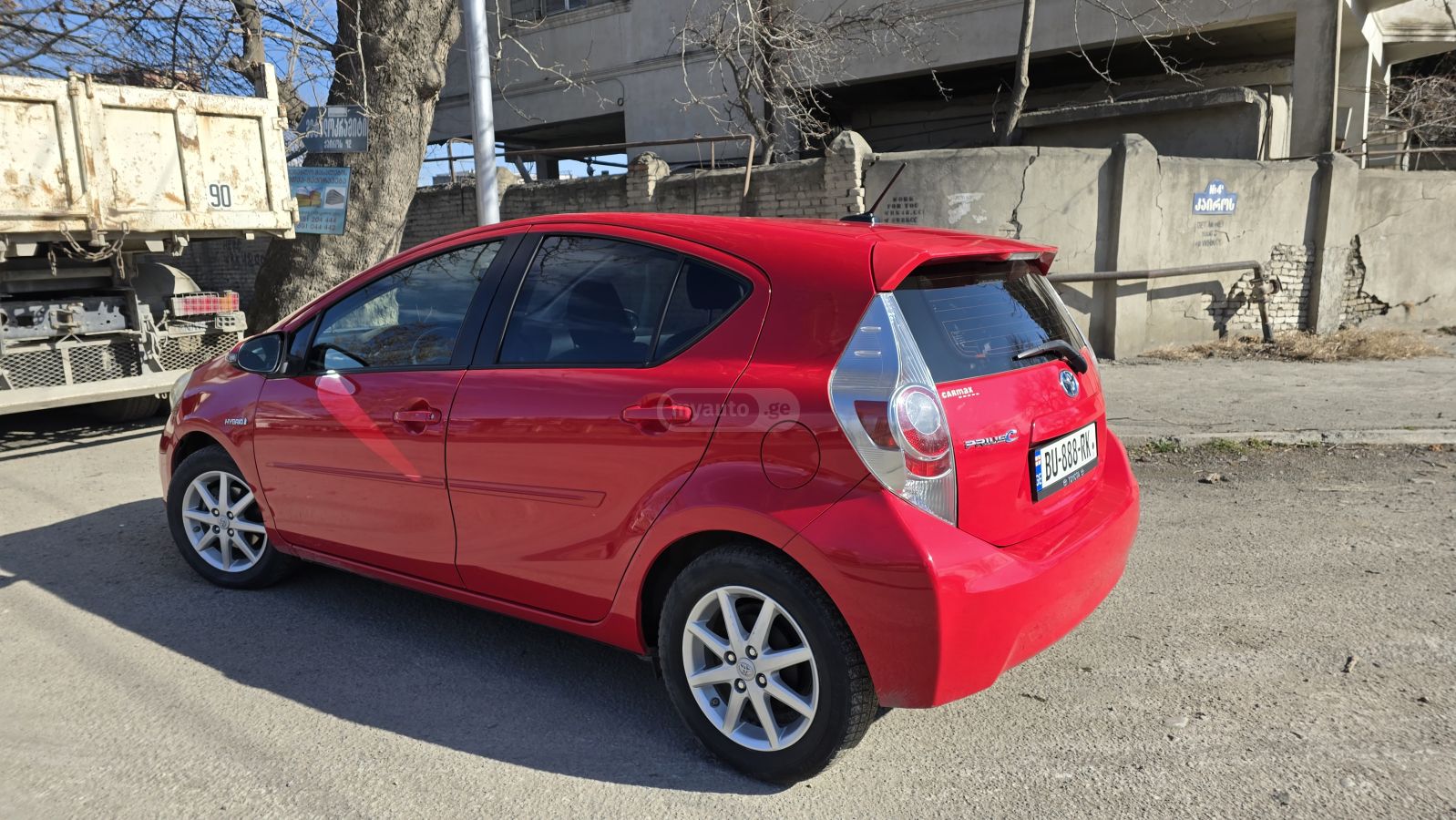 Toyota Prius C 2013 — photo 2