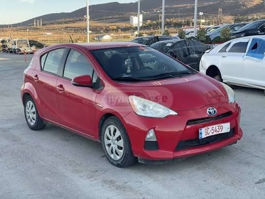 Toyota Prius C 2013 — photo 2