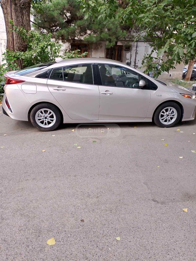 Toyota Prius Prime 2017 — photo 2