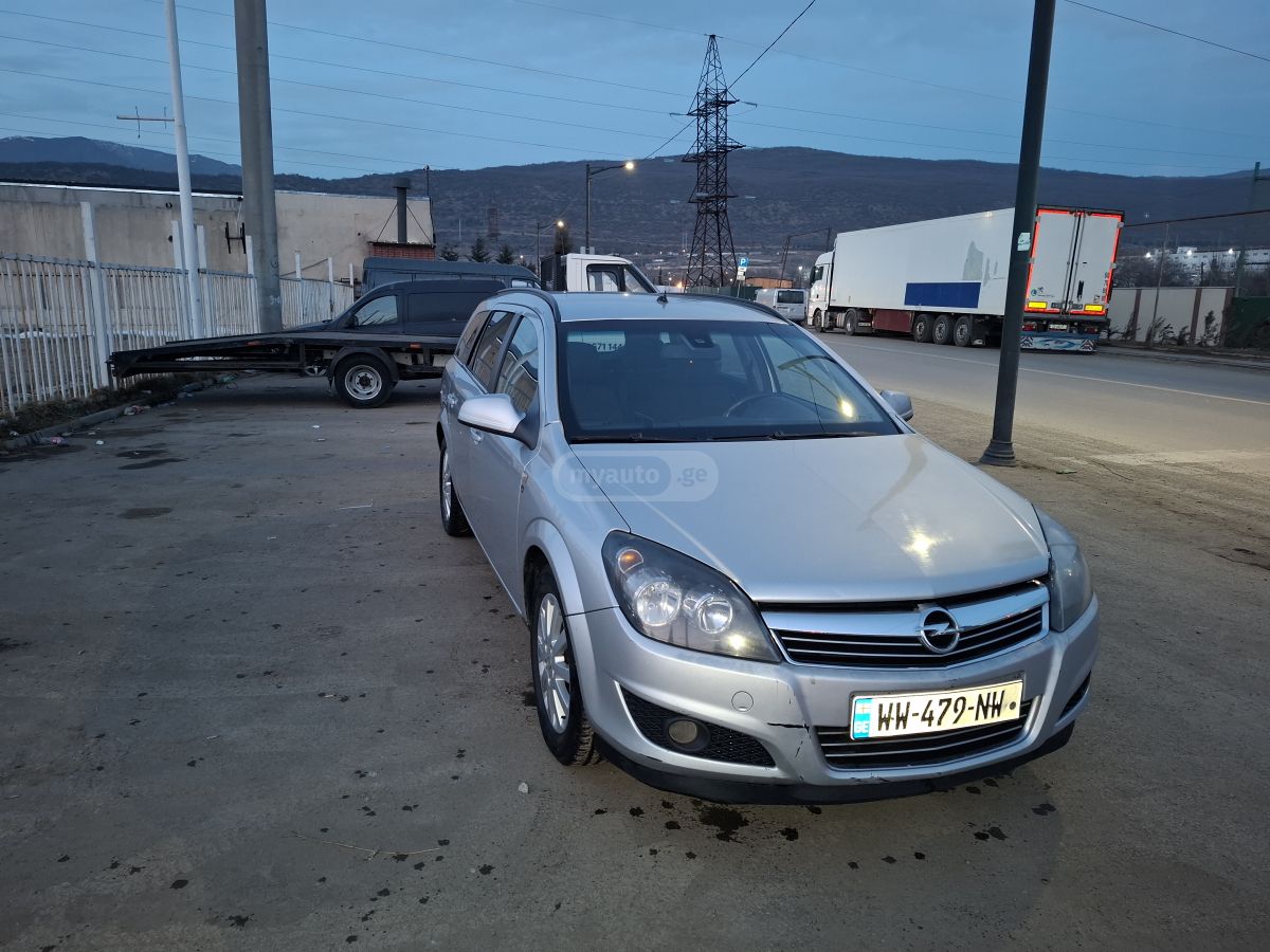 Opel Astra 2010 — photo 2