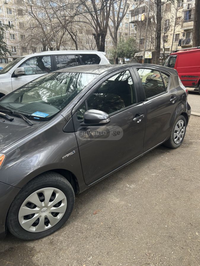 Toyota Prius C 2014 — photo 2