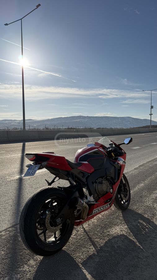 Honda CBR 1000 RR/RA Fireblade 2017 — photo 2
