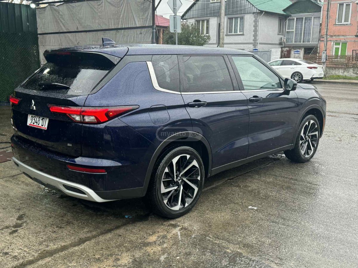 Mitsubishi Outlander 2022 — photo 2
