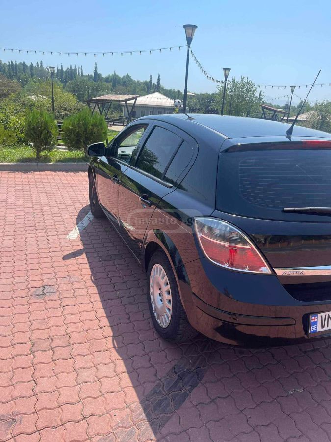 Opel Astra 2009 — photo 2