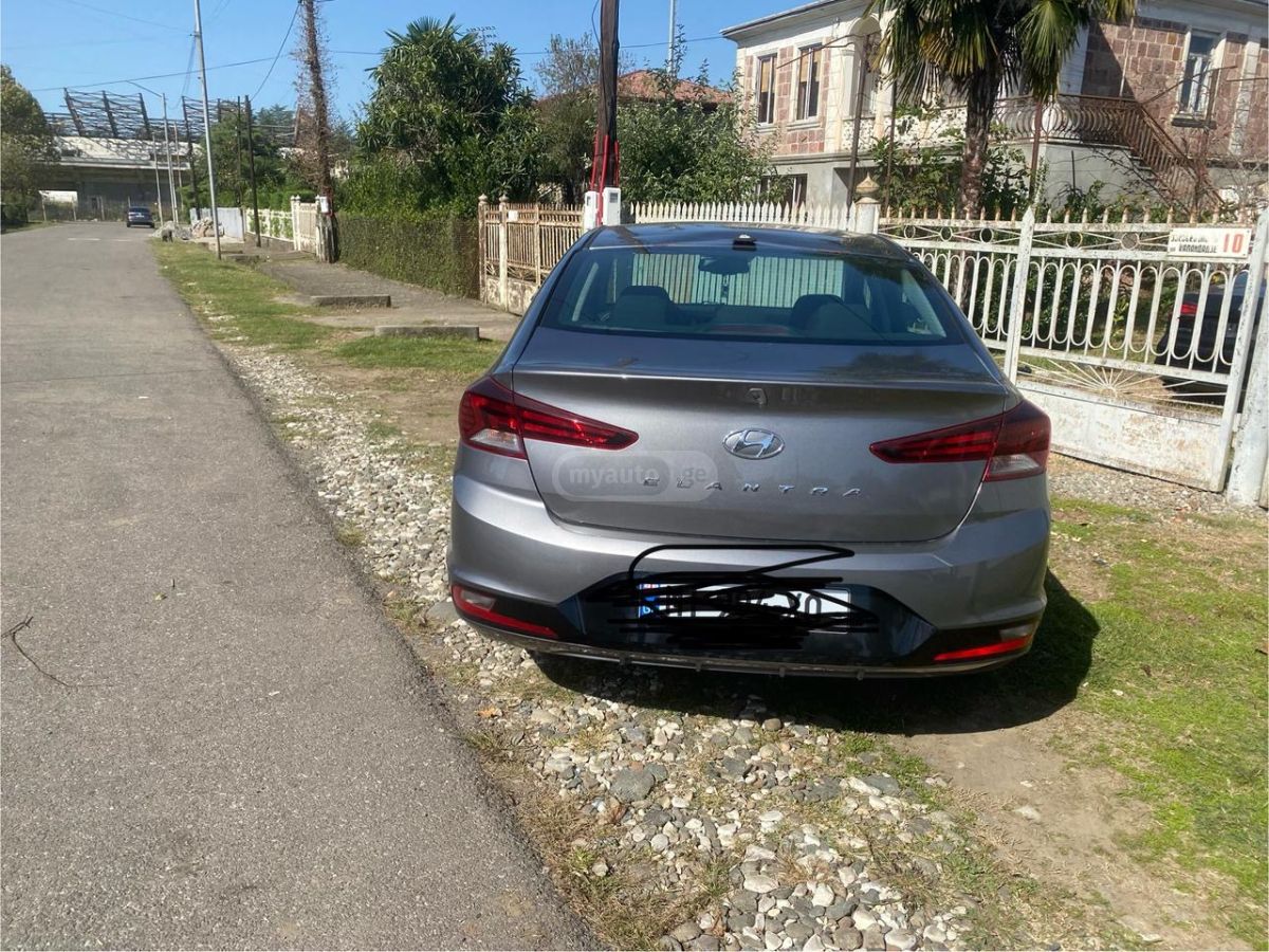 Hyundai Elantra 2019 — photo 2