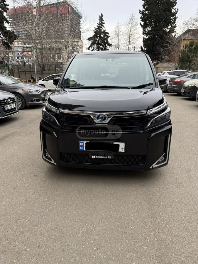 Toyota Voxy 2017 — photo 2