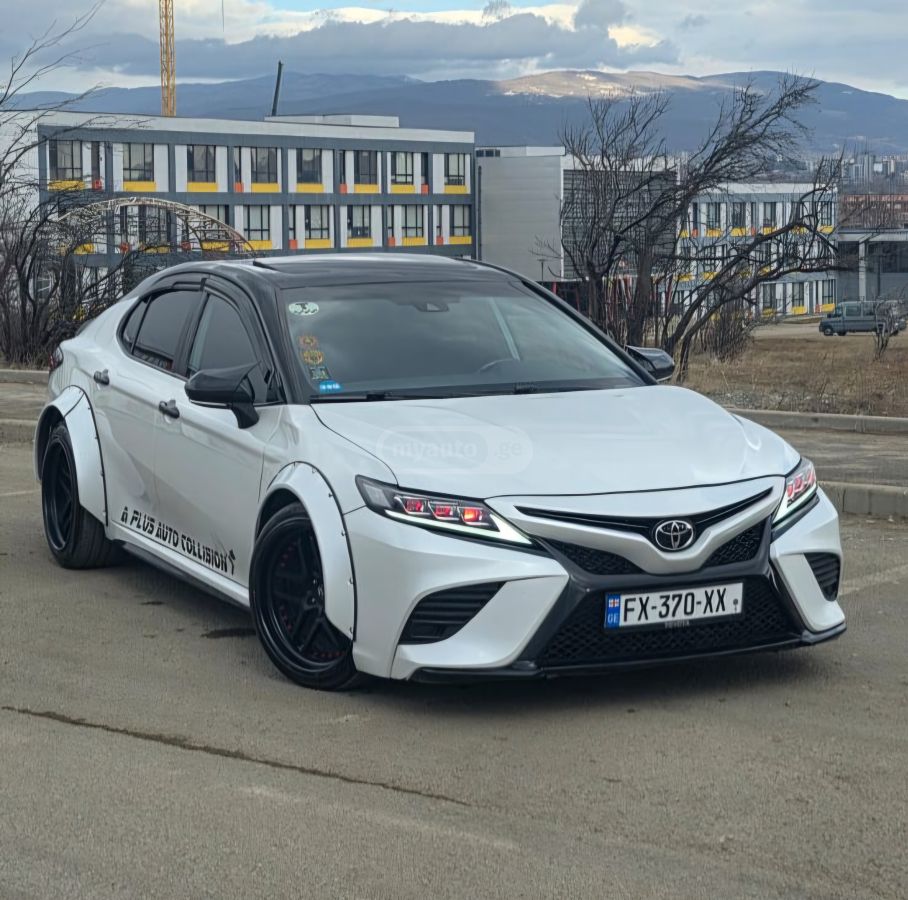 Toyota Camry 2018 — photo 2
