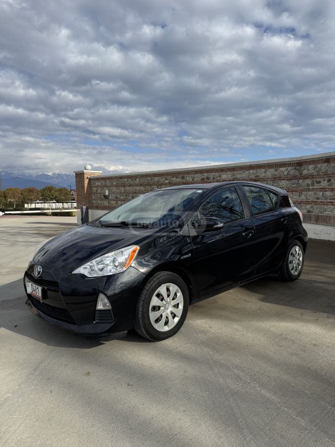 Toyota Prius C 2013 — photo 2