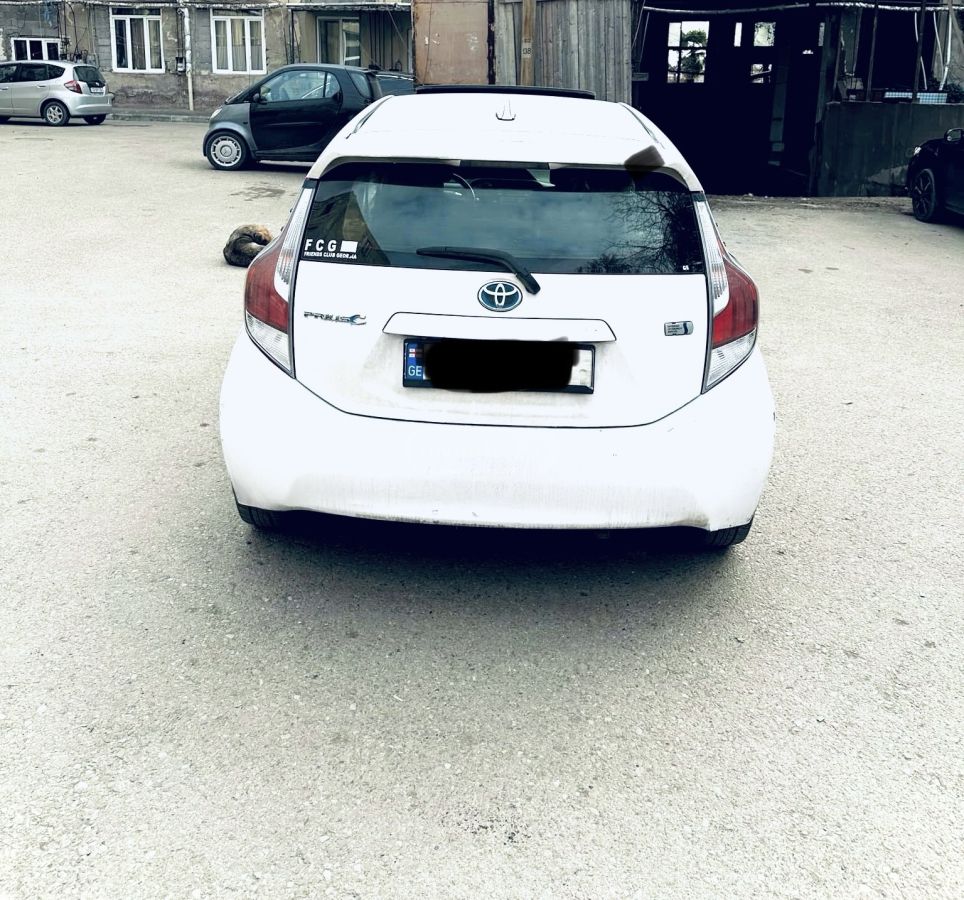 Toyota Prius C 2015 — photo 2