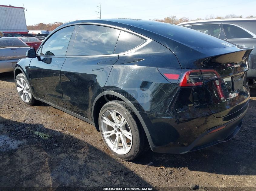 Tesla Model Y 2023 — photo 2