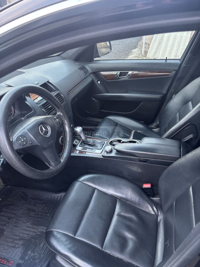 Mercedes-Benz C 300 2009 — photo 2