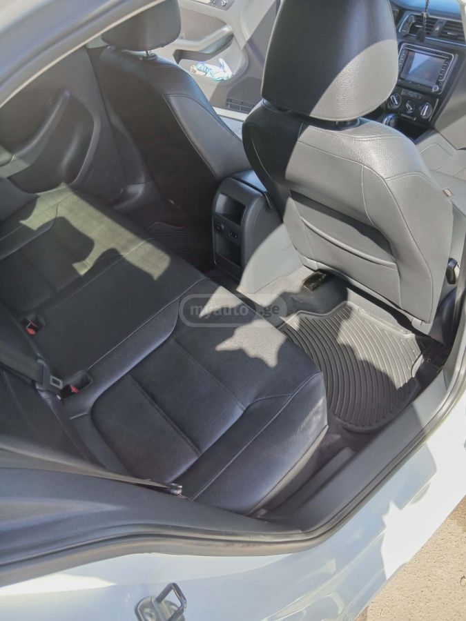 Volkswagen Jetta 2014 — photo 2