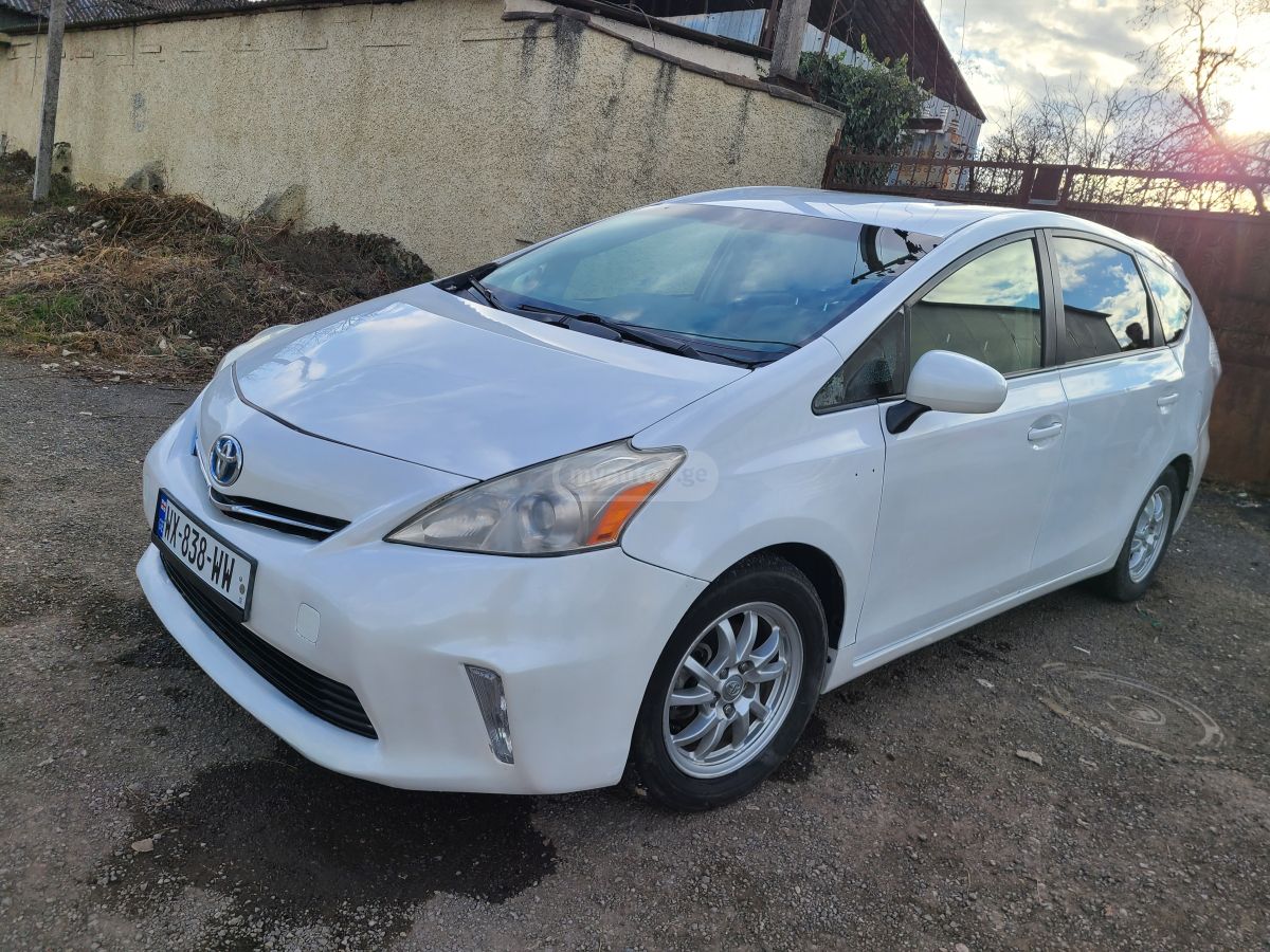 Toyota Prius V 2011 — photo 2