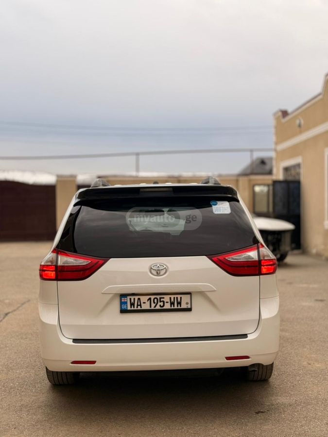 Toyota Sienna 2017 — photo 2