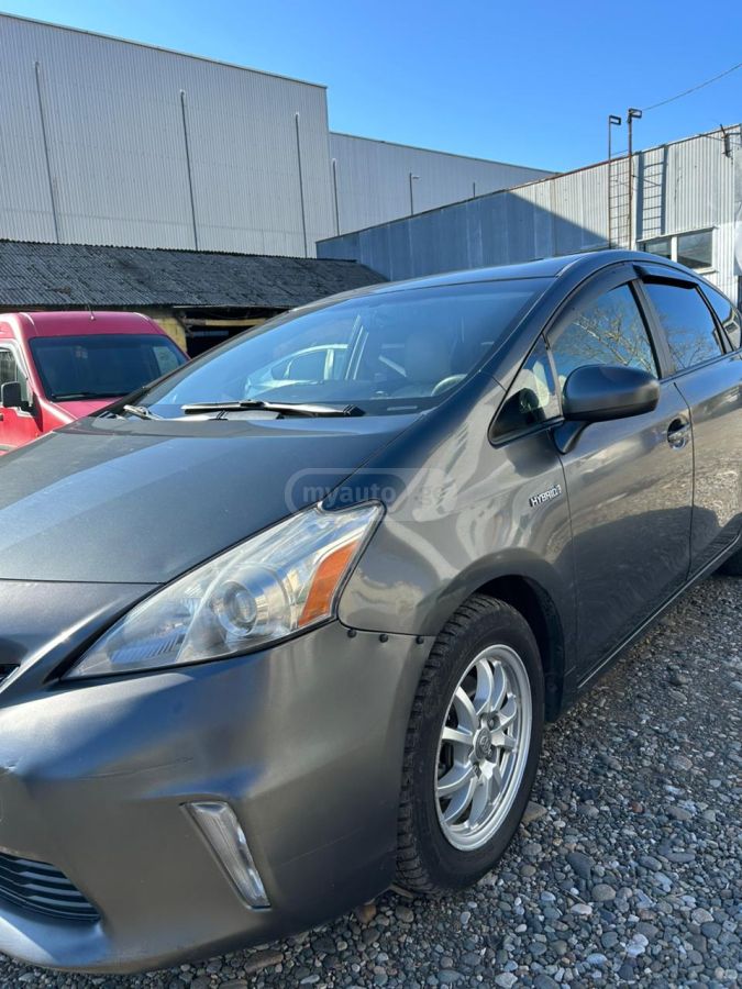 Toyota Prius V 2013 — photo 2