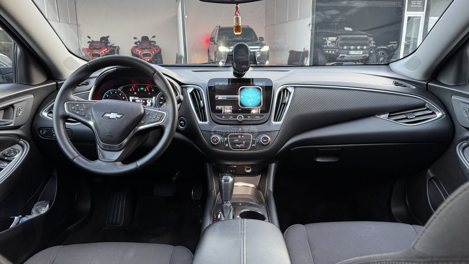 Chevrolet Malibu 2017 — photo 2