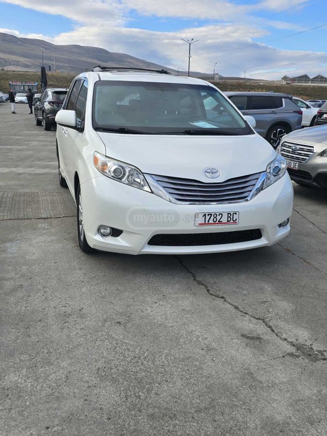 Toyota Sienna 2016 — photo 2