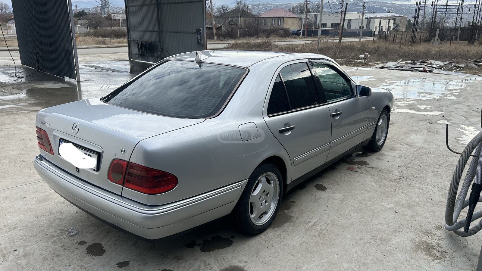 Mercedes-Benz E 220 1998 — photo 2