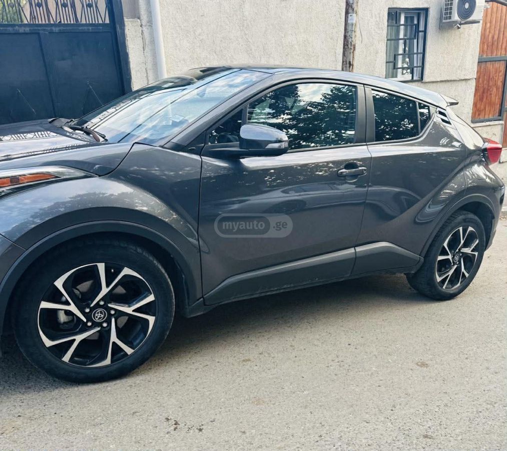 Toyota C-HR 2019 — photo 2