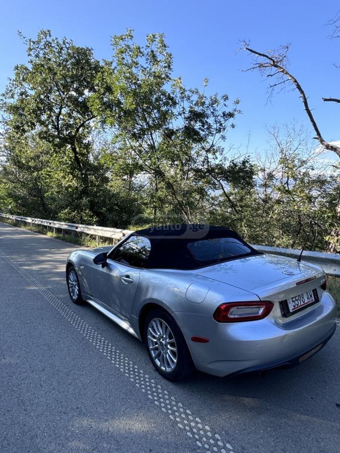 Fiat 124 Spider 2017 — photo 2