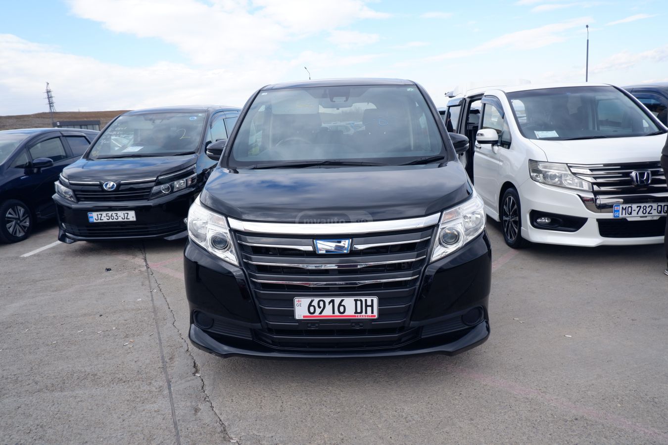 Toyota Noah 2016 — photo 2