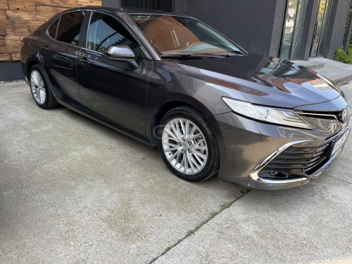 Toyota Camry 2022 — photo 2