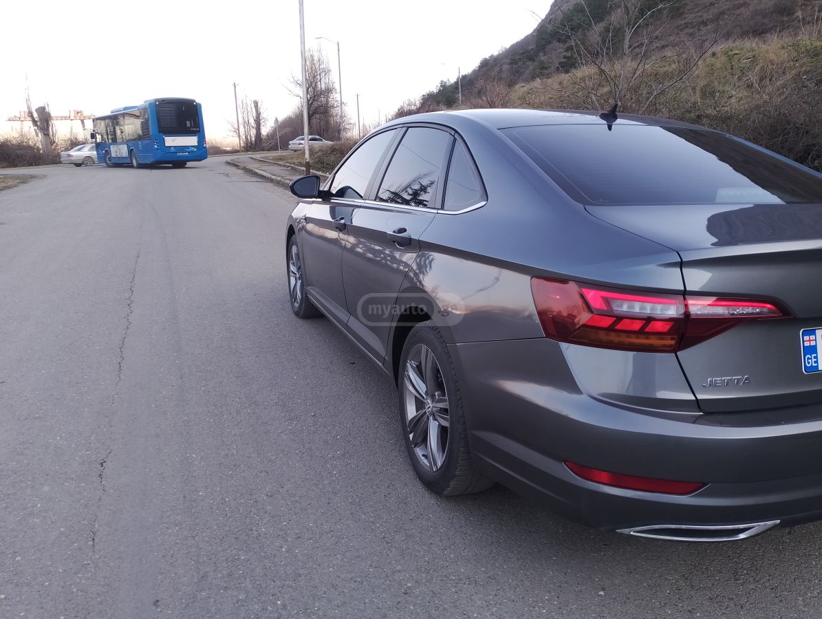 Volkswagen Jetta 2018 — photo 2